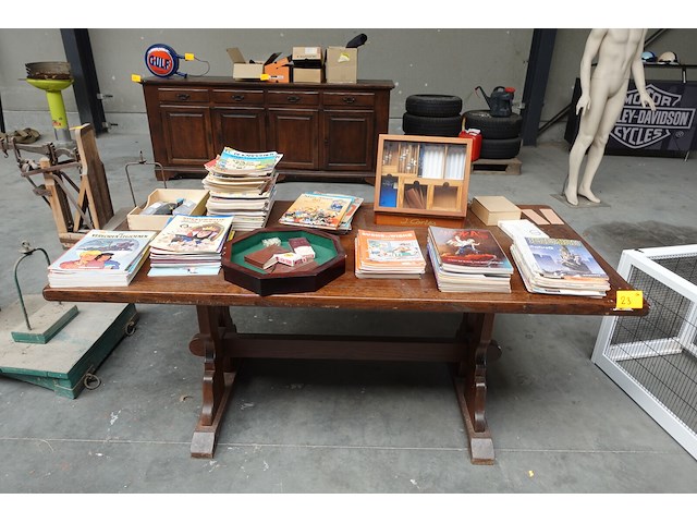 Houten tafel met diversen - afbeelding 1 van  12