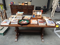 Houten tafel met diversen