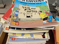 Houten tafel met diversen - afbeelding 7 van  12