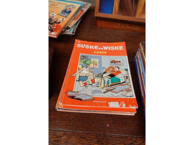 Houten tafel met diversen - afbeelding 9 van  12
