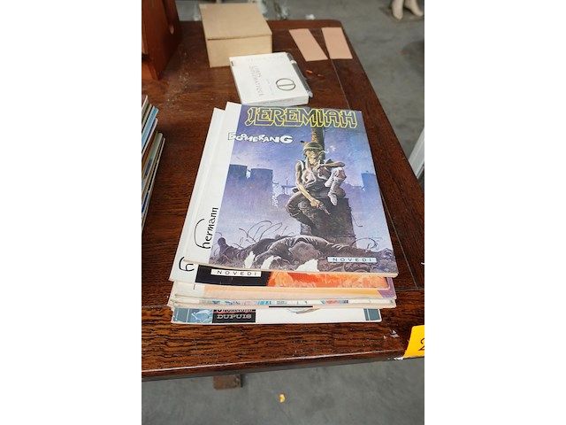 Houten tafel met diversen - afbeelding 11 van  12