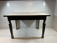 Houten tafel met mozaiek