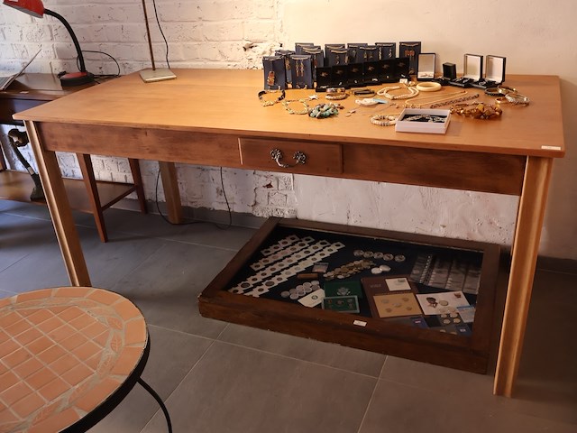 Houten tafel - afbeelding 1 van  4