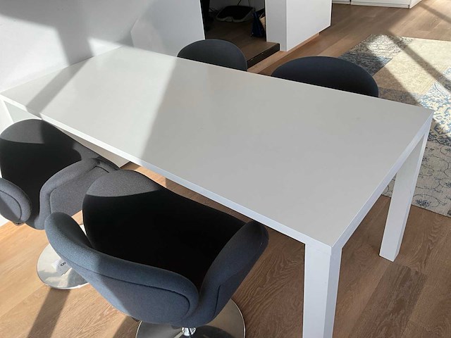 Houten tafel - afbeelding 1 van  4