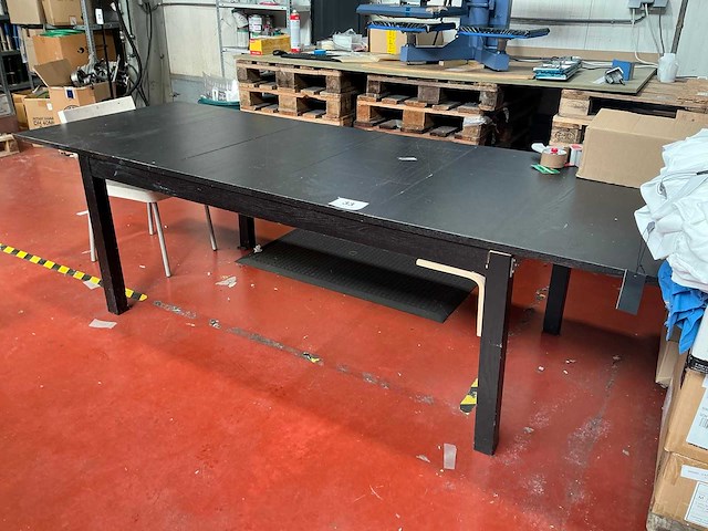 Houten tafel - afbeelding 1 van  1