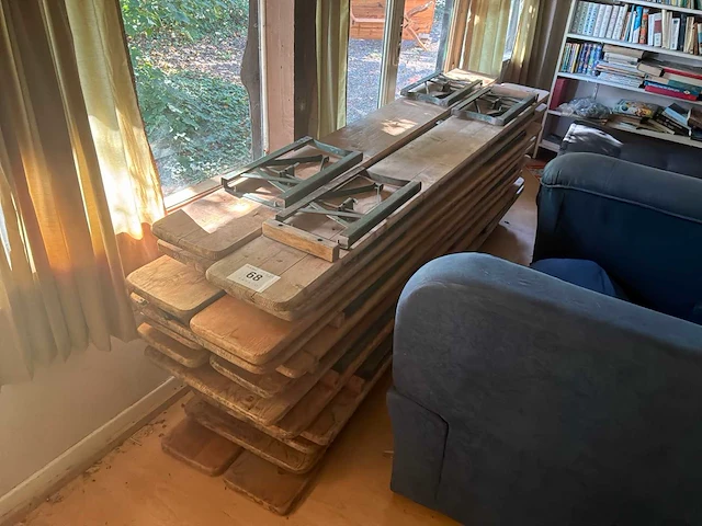 Houten tafels en banken - afbeelding 1 van  4