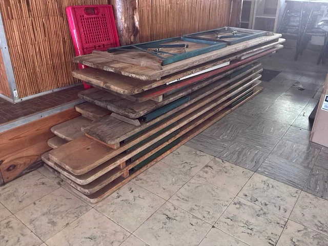 Houten tafels en banken - afbeelding 3 van  4
