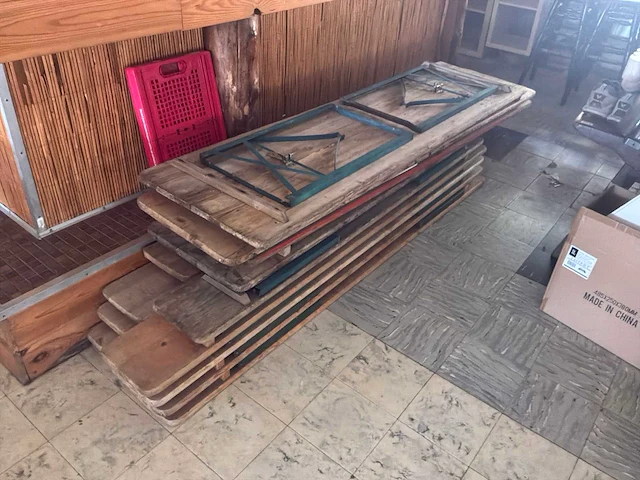 Houten tafels en banken - afbeelding 4 van  4