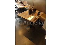 Houten tafels, stoelen