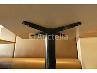 Houten tafels, stoelen
