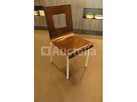 Houten tafels, stoelen