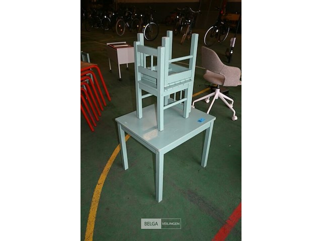 Houten tafeltje + 2 houten kinderstoelen - afbeelding 1 van  4