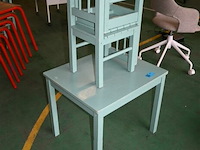 Houten tafeltje + 2 houten kinderstoelen - afbeelding 1 van  4