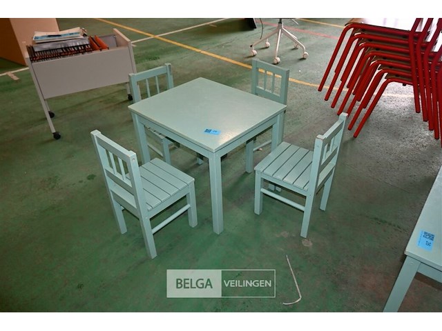 Houten tafeltje + 4 houten kinderstoelen - afbeelding 1 van  6