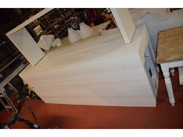 Houten toog wit afm. 237x69x87, wandtafel wit afm. 192x36x73 - afbeelding 2 van  9