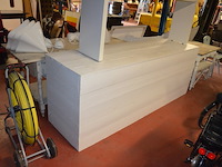 Houten toog wit afm. 237x69x87, wandtafel wit afm. 192x36x73 - afbeelding 4 van  9