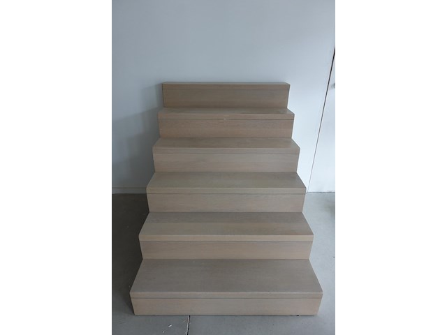 Houten toonzaal trap - afbeelding 1 van  3