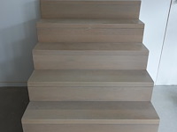 Houten toonzaal trap