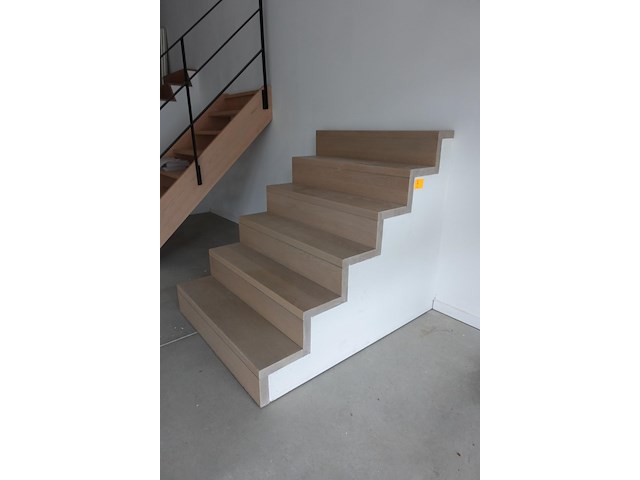 Houten toonzaal trap - afbeelding 2 van  3