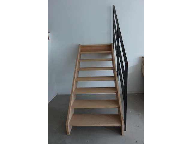 Houten toonzaal trap - afbeelding 1 van  3