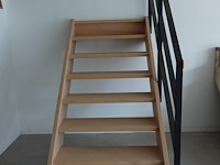 Houten toonzaal trap