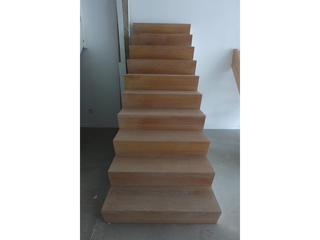 Houten toonzaal trap - afbeelding 1 van  3