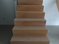 Houten toonzaal trap