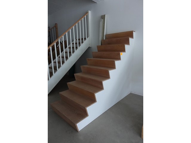 Houten toonzaal trap - afbeelding 2 van  3