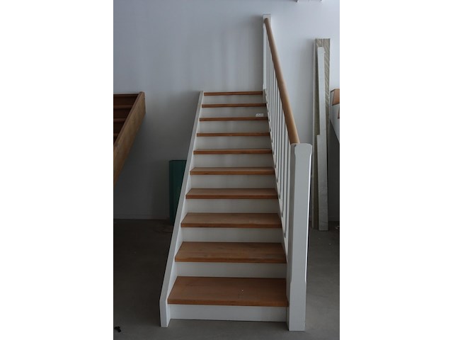 Houten toonzaal trap - afbeelding 1 van  4