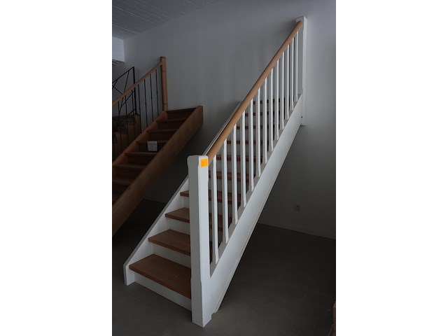 Houten toonzaal trap - afbeelding 2 van  4