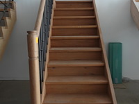 Houten toonzaal trap