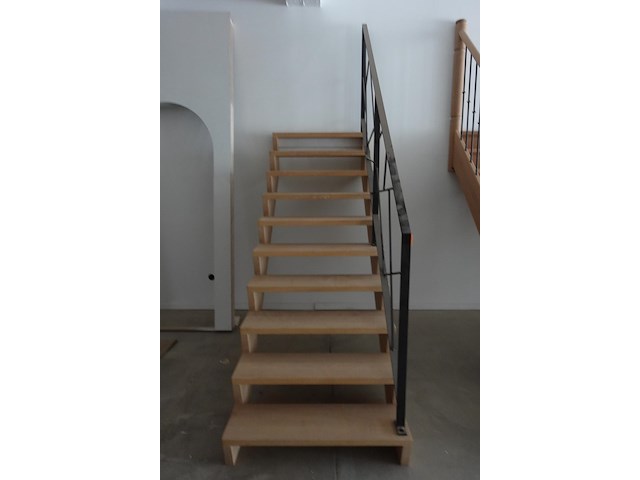 Houten toonzaal trap - afbeelding 1 van  4
