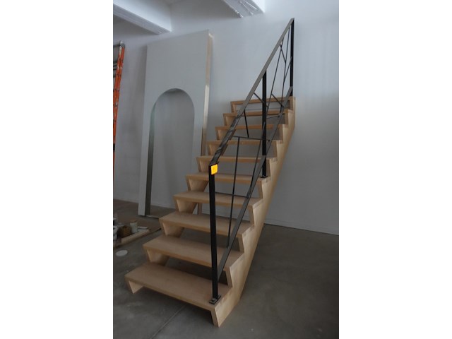 Houten toonzaal trap - afbeelding 2 van  4