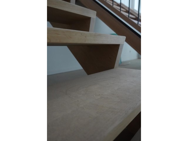 Houten toonzaal trap - afbeelding 4 van  4