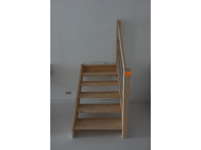 Houten toonzaal trap - afbeelding 1 van  3