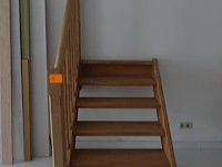 Houten toonzaal trap