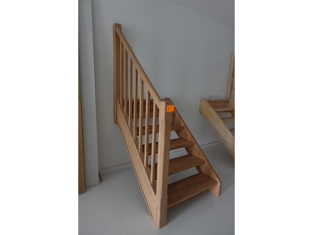 Houten toonzaal trap - afbeelding 2 van  3