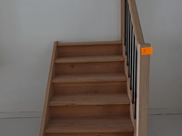 Houten toonzaal trap