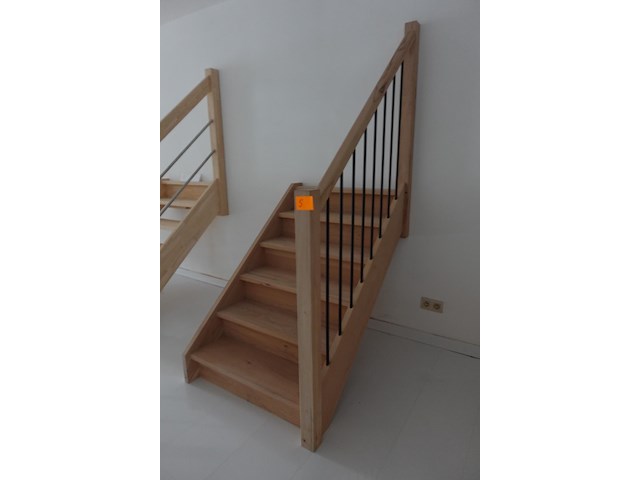 Houten toonzaal trap - afbeelding 2 van  3