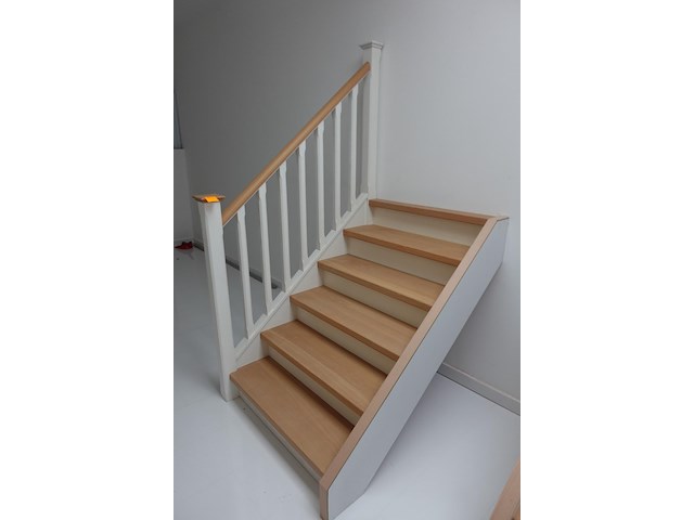 Houten toonzaal trap - afbeelding 1 van  3