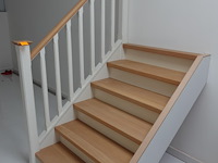 Houten toonzaal trap