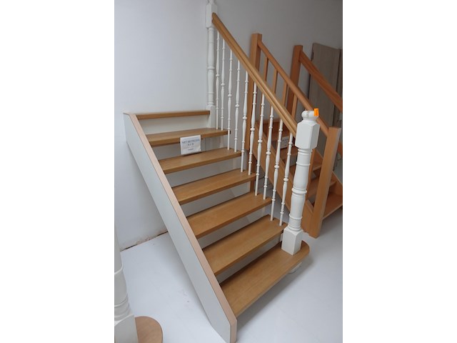 Houten toonzaal trap - afbeelding 2 van  3