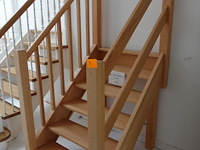 Houten toonzaal trap