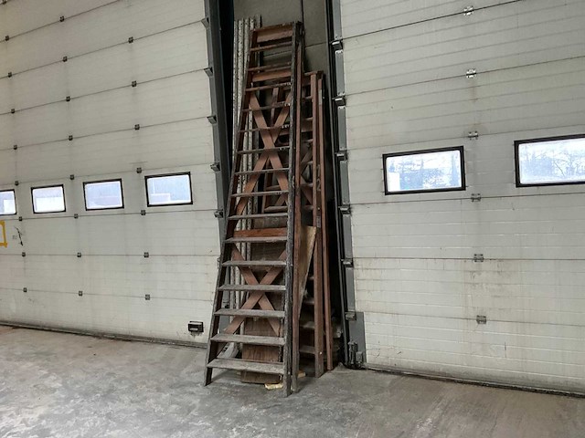 Houten trap (2x) - afbeelding 1 van  5