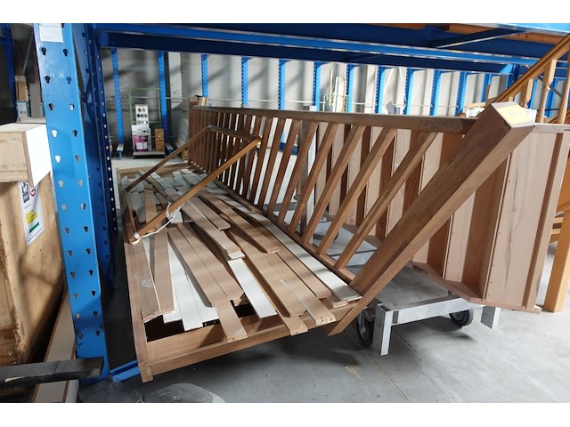 Houten trap + leuning - afbeelding 1 van  3