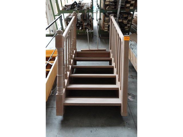 Houten trap + leuningen - afbeelding 1 van  3