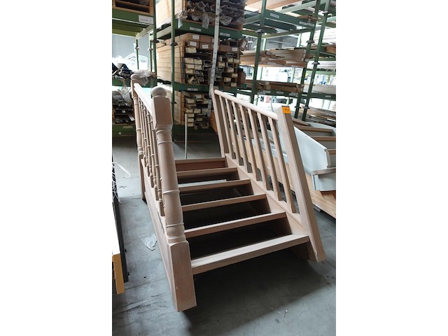 Houten trap + leuningen - afbeelding 2 van  3