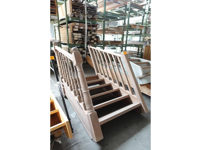 Houten trap + leuningen - afbeelding 3 van  3