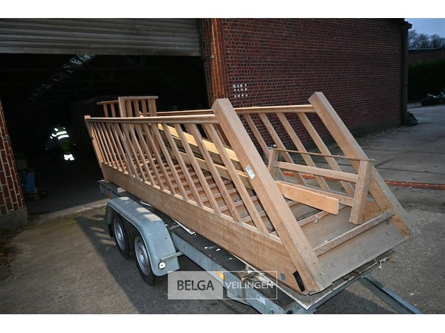 Houten trap met leuning - afbeelding 1 van  7