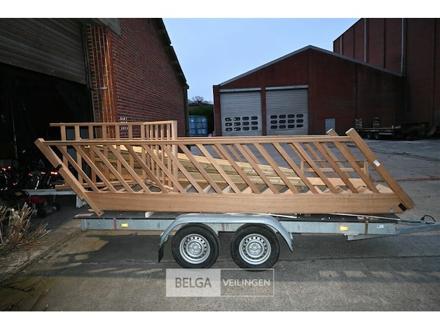 Houten trap met leuning - afbeelding 2 van  7